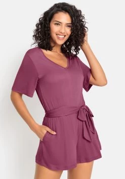 Base Level Short -Dames Winkel buffalo korte jumpsuit met een bindceintuur paars